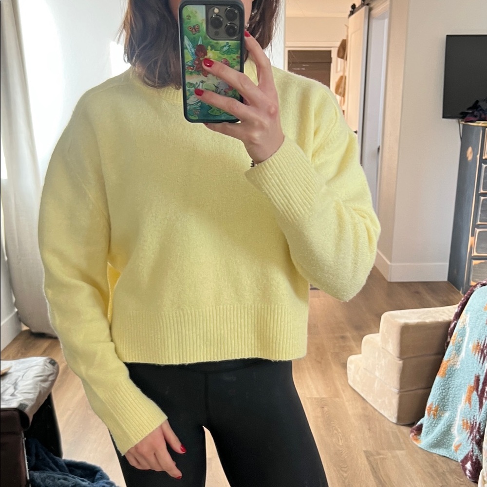 Universal Thread Light Yellow Women's Sweater